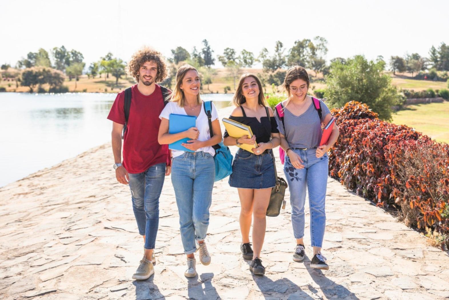 Sesión de formación financiera con análisis de casos prácticos