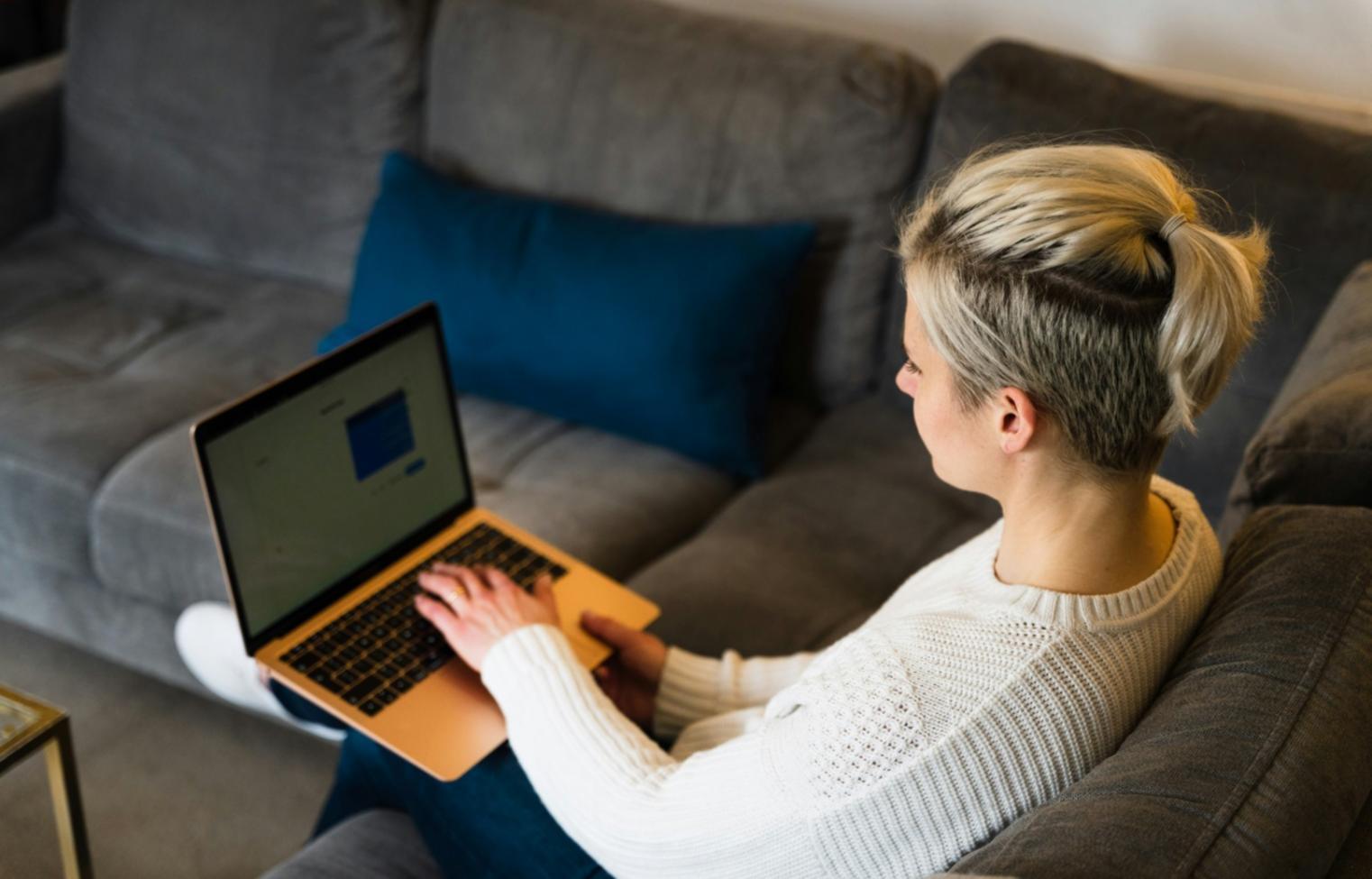 Documentos financieros y calculadora sobre escritorio