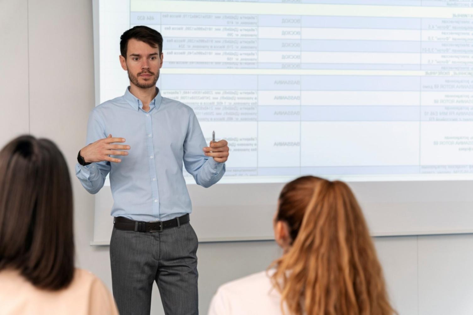 Profesionales aplicando análisis financiero en entorno empresarial