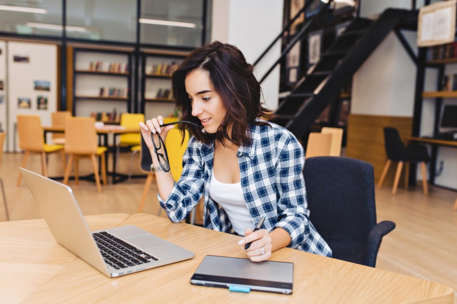 Equipo de virelianexo colaborando en análisis financiero