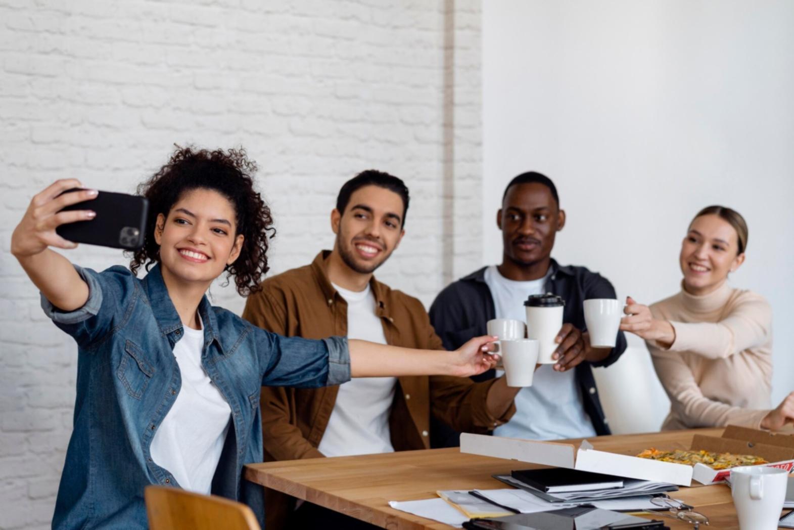 Estudiante trabajando en análisis financiero detallado