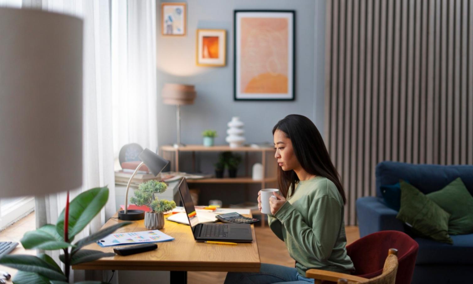 Gráficos y análisis financiero sobre mesa de trabajo